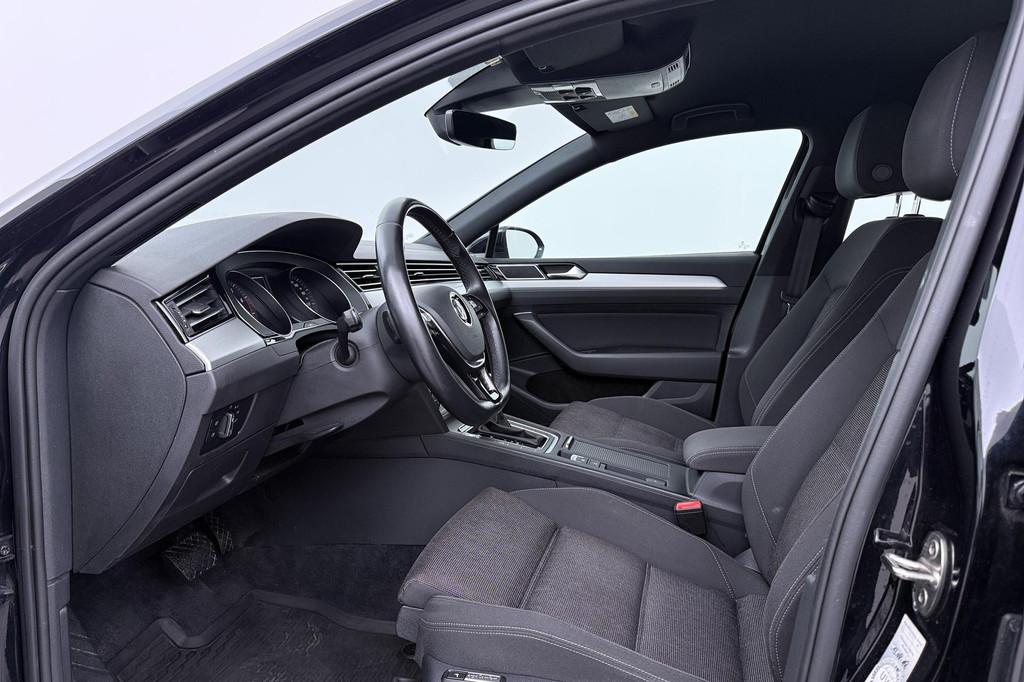 Volkswagen Passat Variant 1.8 TSI Business Edition R | ACC |, 4 cilinders, 179 pk, Zwart, 1405 kg