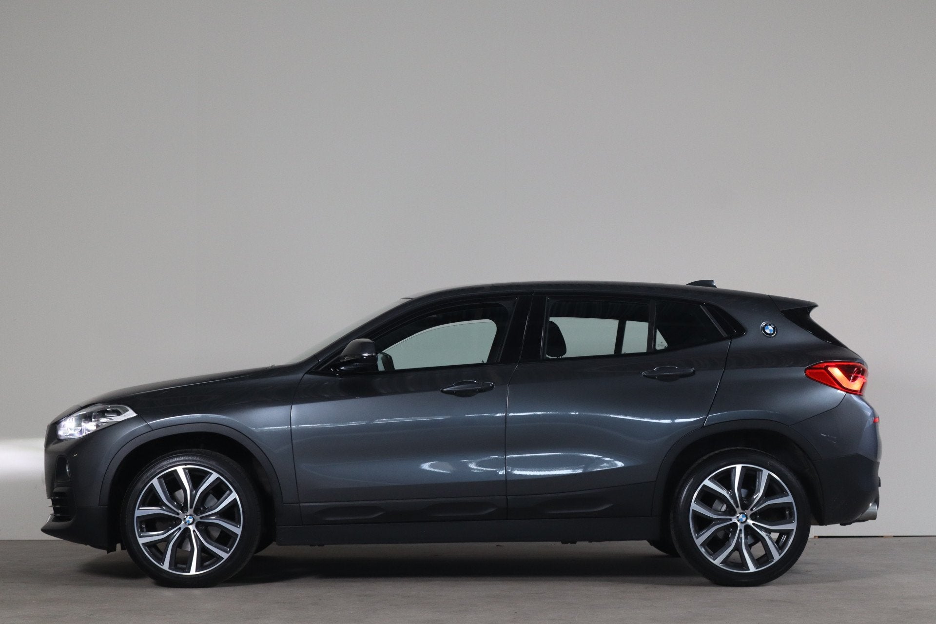 BMW X2 sDrive18i NL-Auto! DEALER ONDERHOUDEN! (bj 2018), Auto's, Gebruikt, Euro 6, 3 cilinders, 1390 kg