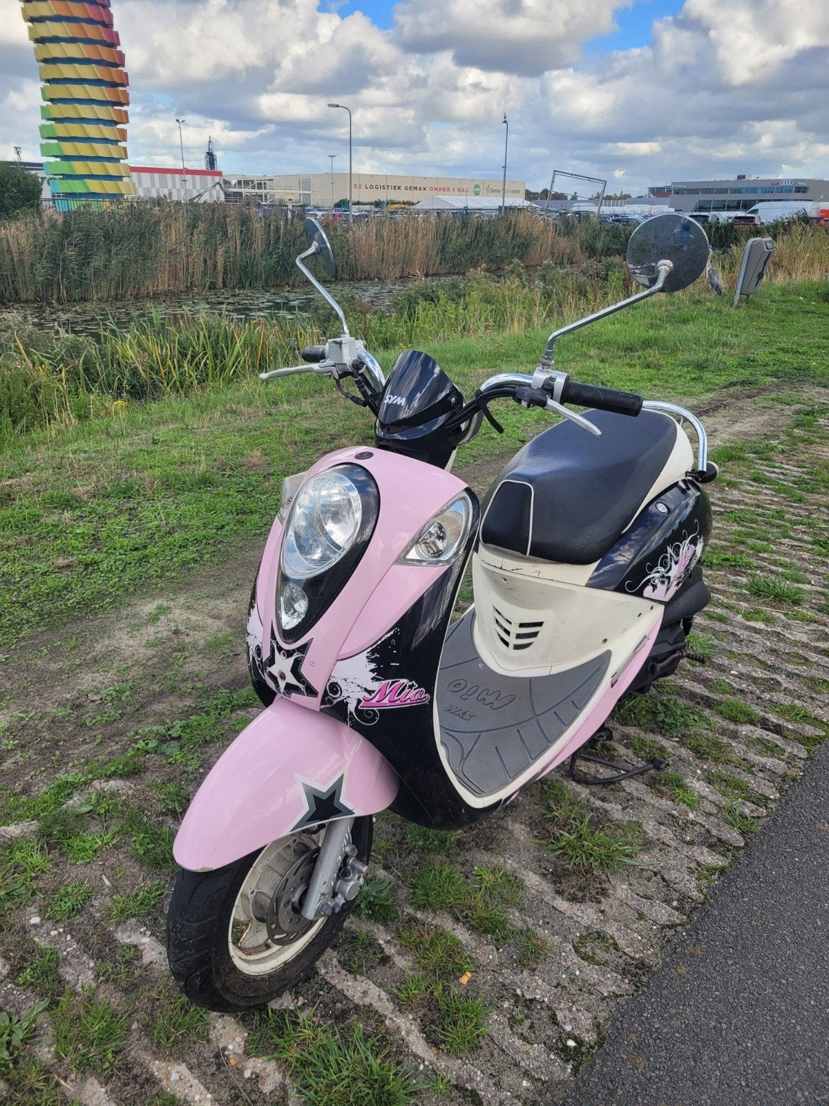 sym mio roze 2014 snor scooter, Fietsen en Brommers, Zo goed als nieuw, Benzine, 50 cc, Maximaal 25 km/u