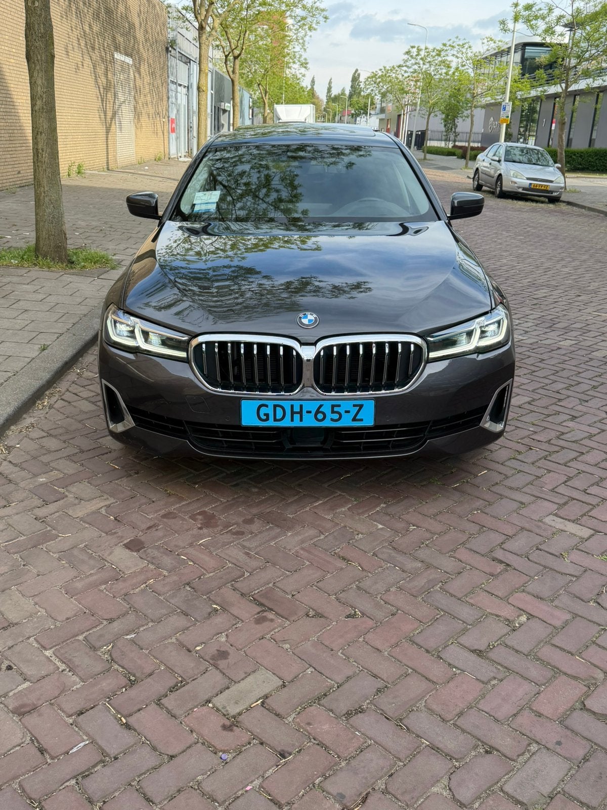 BMW 5-Serie 520d 190pk Aut 2023 Grijs, Auto's, BMW, Automaat, Achterwielaandrijving, 1995 cc, Zwart