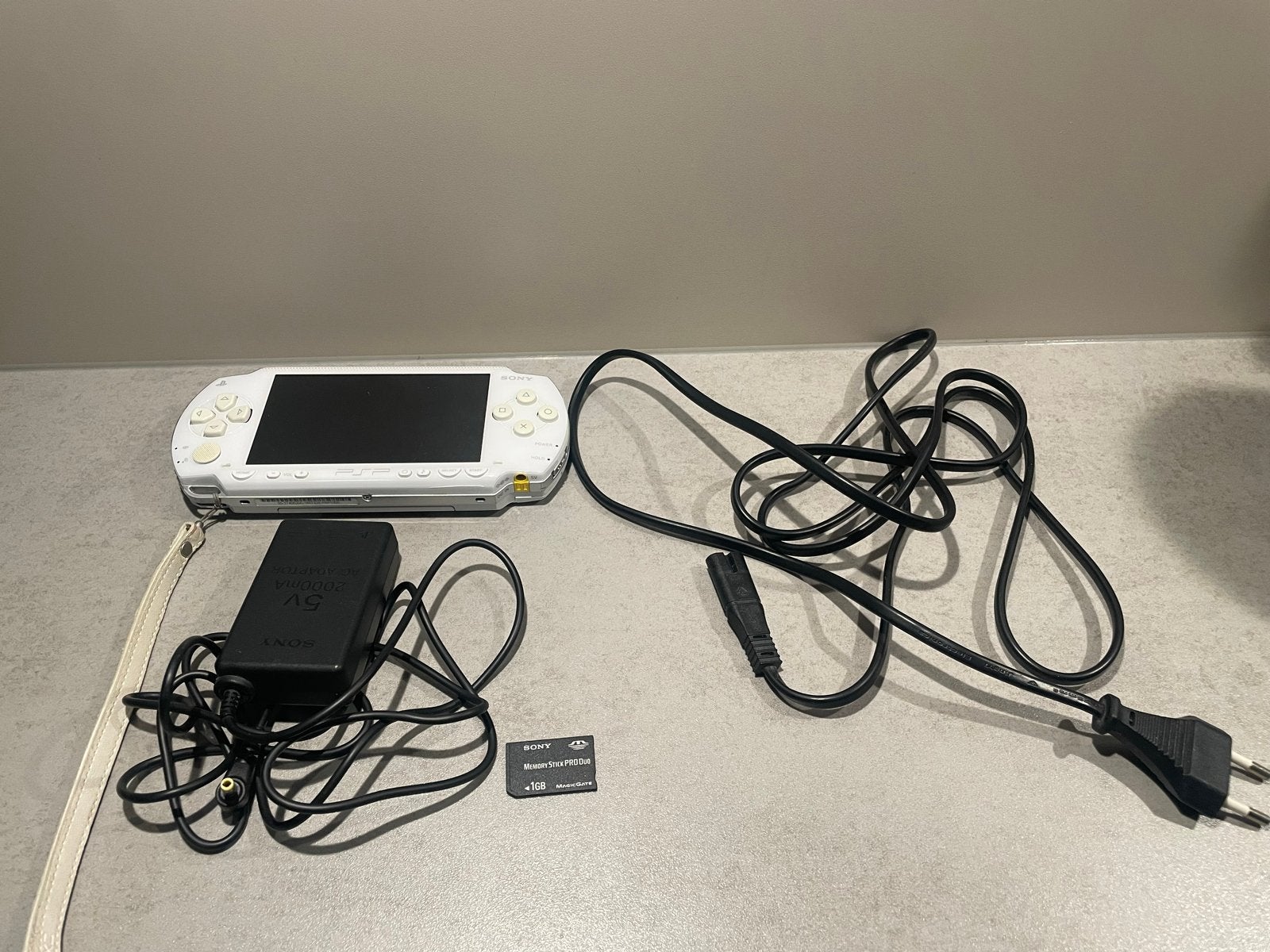 Werkende witte PSP met oplader en geheugenkaart, Spelcomputers en Games, Spelcomputers | Sony PSP, Ophalen of Verzenden, Gebruikt