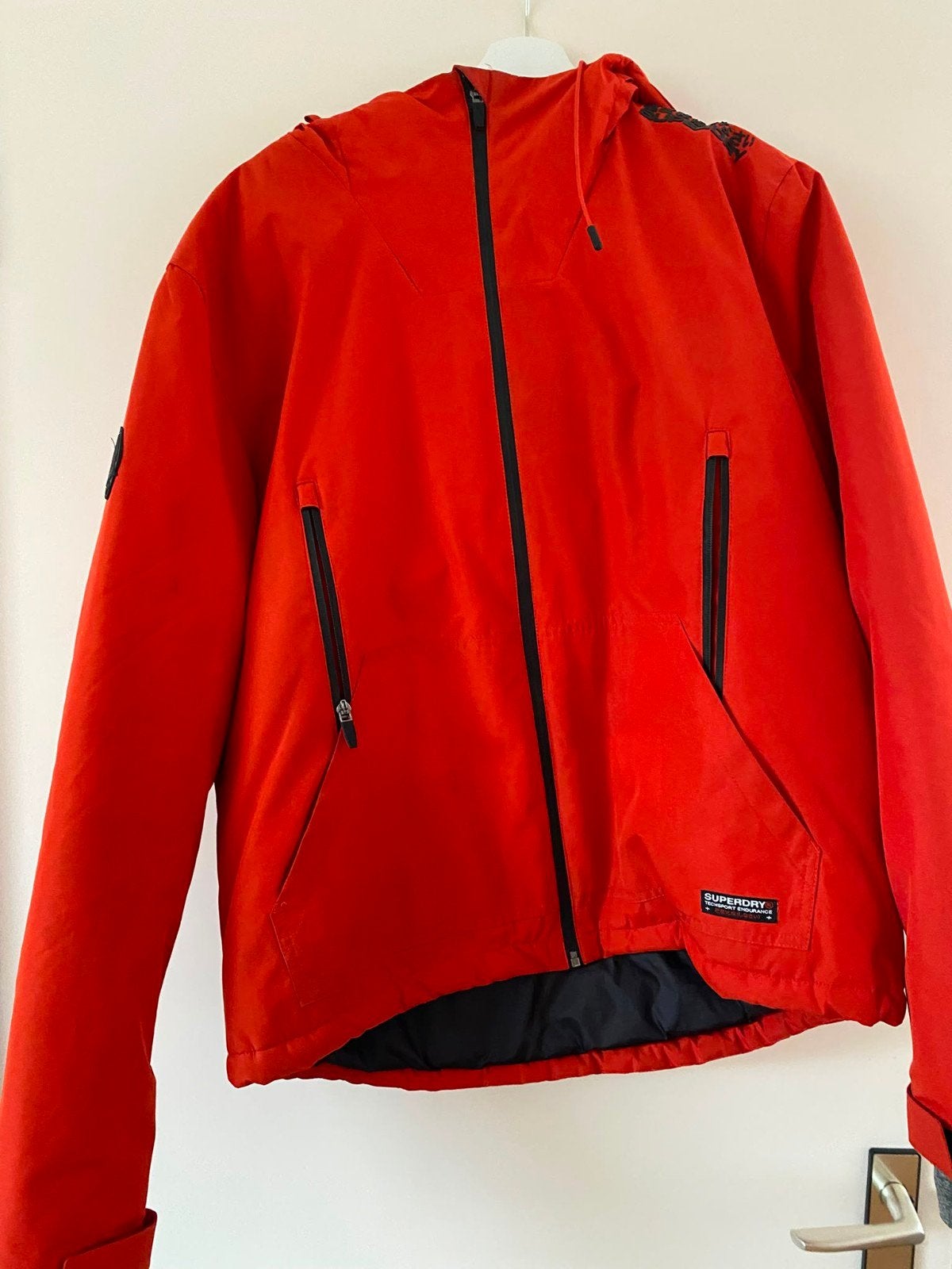 Rode Superdry Winterjas Tech Sport Elite Maat L, Kleding | Heren, Jassen | Winter, Maat 52/54 (L), Ophalen of Verzenden, Zo goed als nieuw
