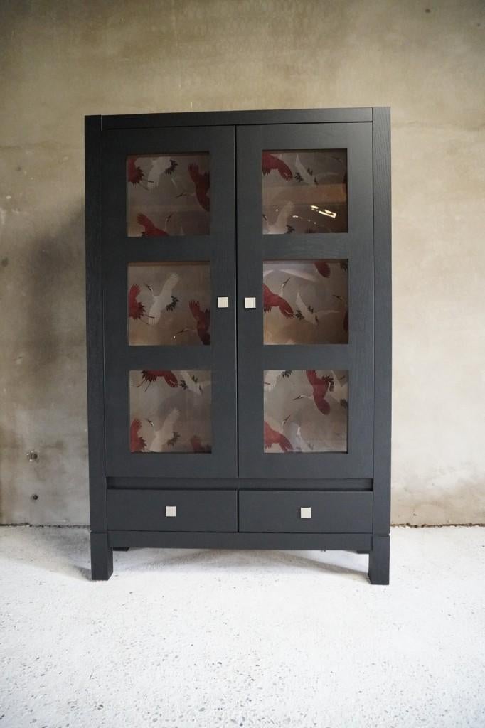 Prachtig zwarte vitrinekast met kraanvogels, Huis en Inrichting, Ophalen, Na, Zo goed als nieuw, Na