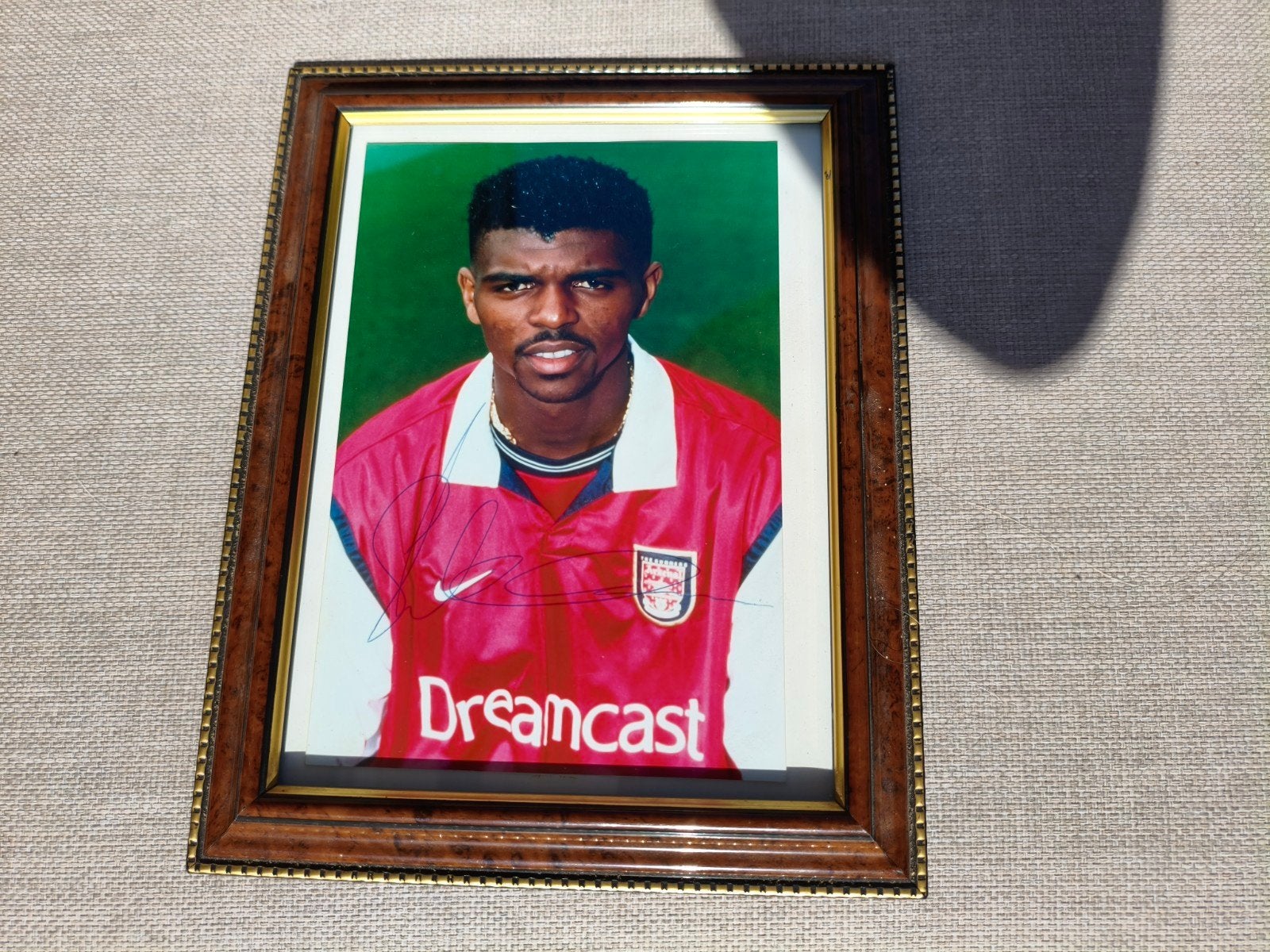 Gesigneerde foto Nwankwo Kanu - Arsenal Dreamcast shirt, Minder dan 50 cm, Gebruikt, Ophalen of Verzenden, Foto of Poster