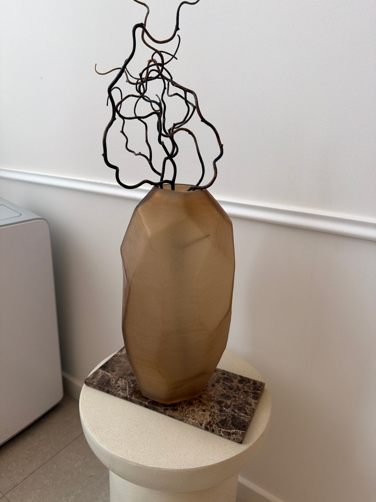 Sjieke Bruine Vaas met Uniek Design, Ophalen, Bruin, Geschikt voor droogbloemen, Glas