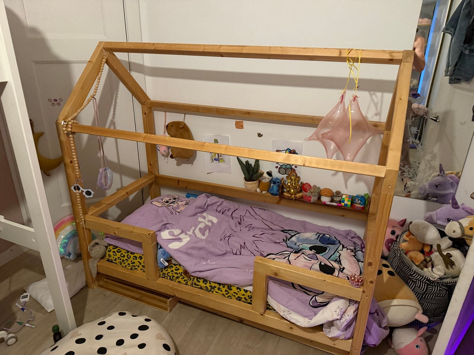 Houten kinderbed in huisvorm - Gratis af te halen, Ophalen of Verzenden, Gebruikt, Hout