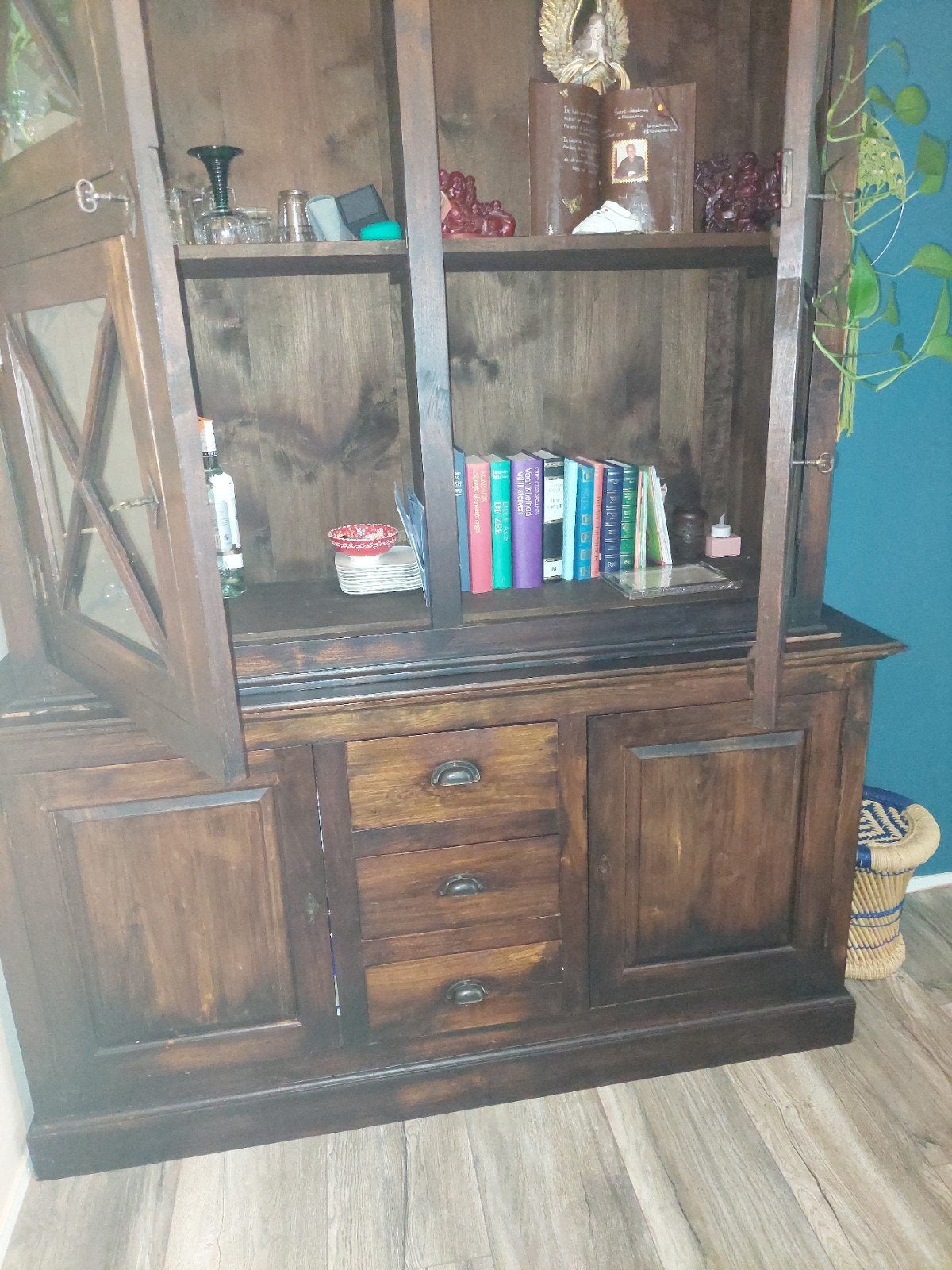 Massief houten vitrinekast met lades en deuren, Huis en Inrichting, Kasten | Vitrinekasten, Ophalen, Gebruikt, Glas, Klassiek, Landelijk