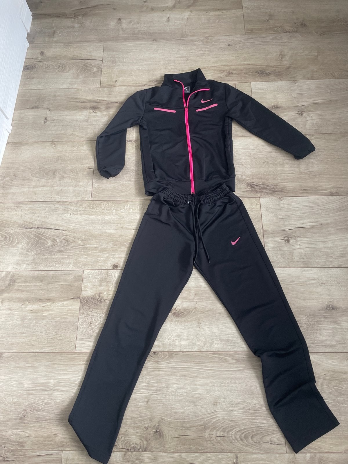 Nike trainingspak zwart met roze details, Maat 38/40 (M), Zwart, Ophalen of Verzenden, Fitness of Aerobics
