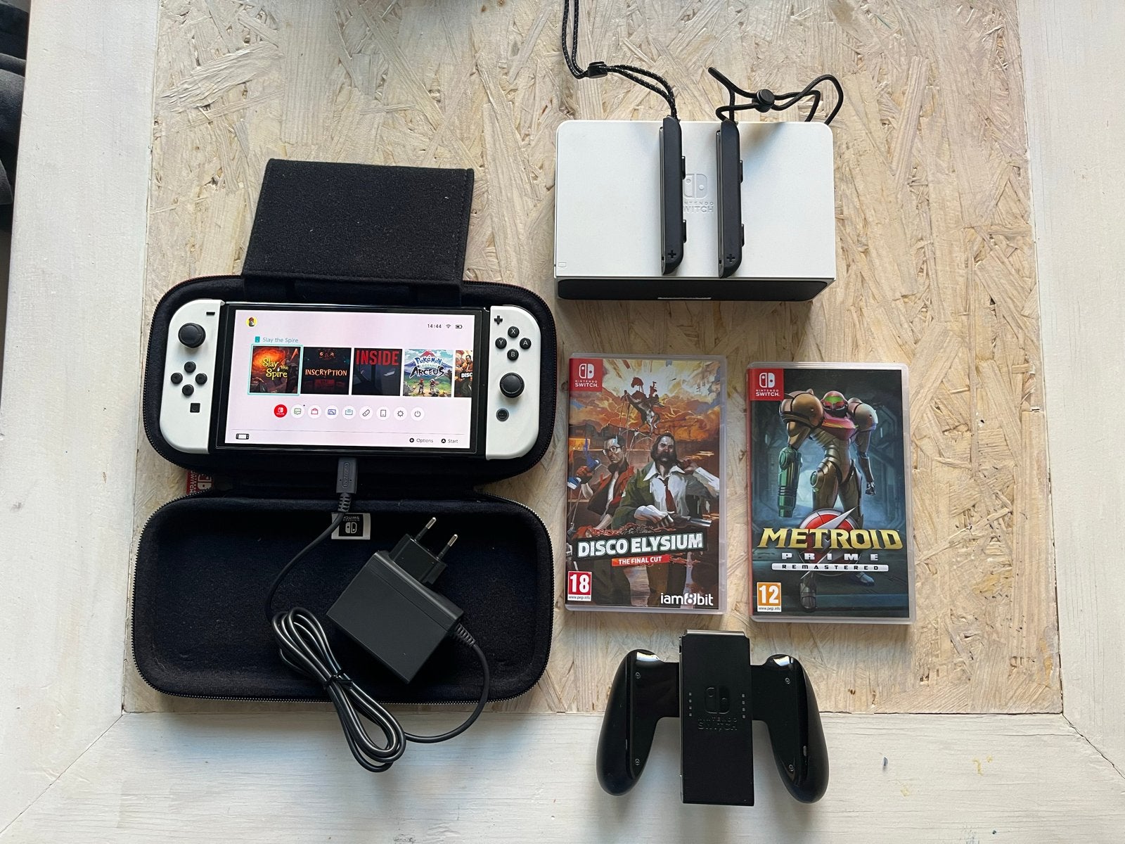 Nintendo Switch OLED met 3 games en accessoires, Switch OLED, Met games, Met 2 controllers, Ophalen of Verzenden