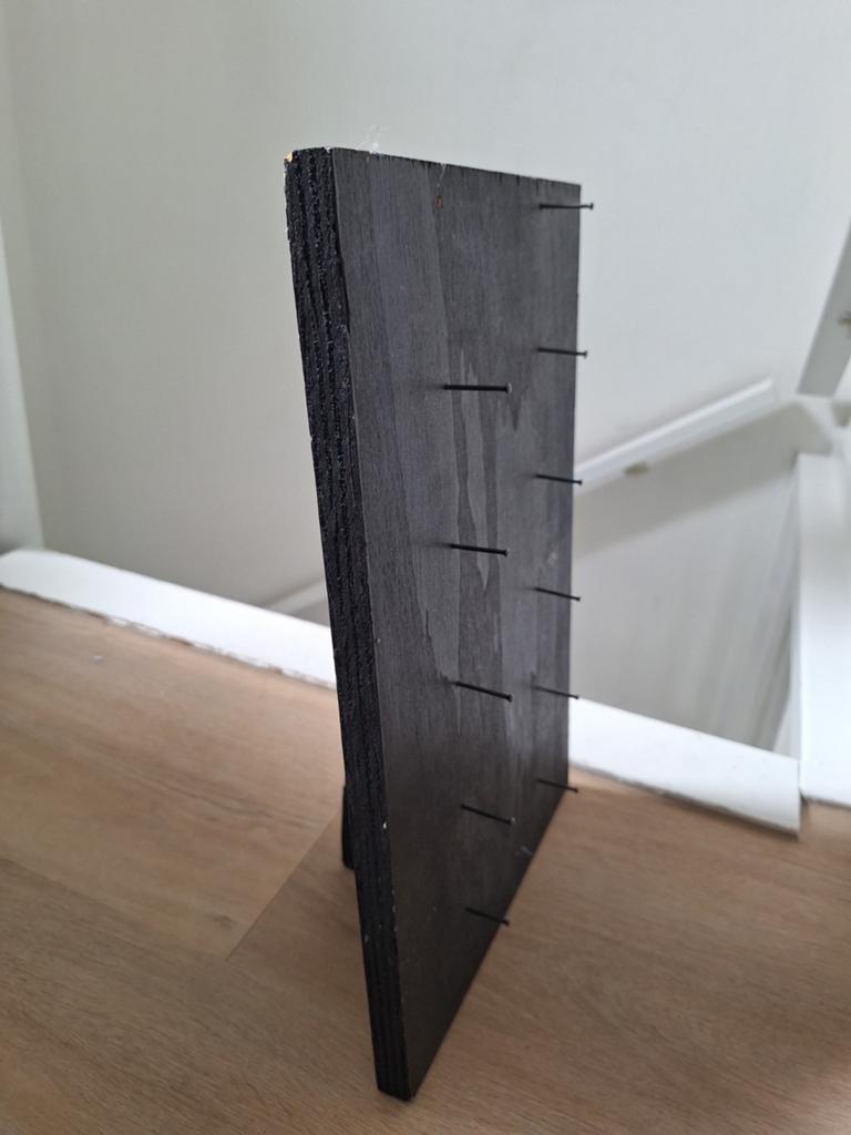 Zwart sieradenrekje van hout met spijkers, Hout, Overige stijlen, Ophalen of Verzenden, Gebruikt