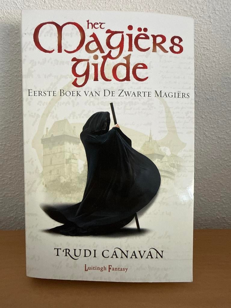Het Magiërsgilde - Trudi Canavan (De Zwarte Magiërs Boek 1), Ophalen of Verzenden, Zo goed als nieuw