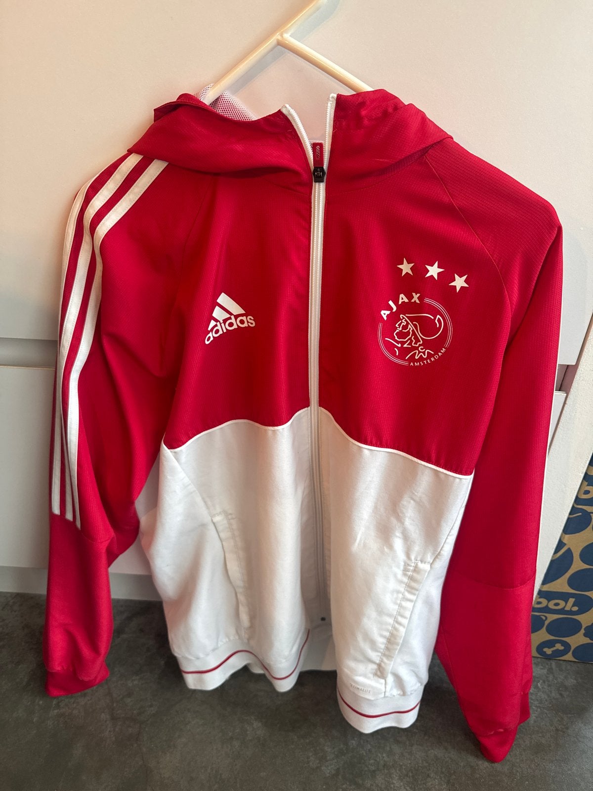 Adidas Ajax trainingsjack rood/wit - Maat M, Zo goed als nieuw, Voetbal, Rood, Verzenden