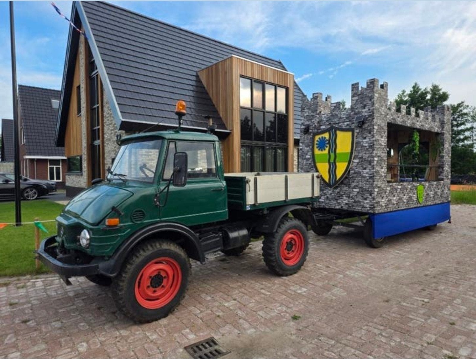 Carnavalswagen Kasteel - versierde wagen - inclusief kar!!, Ophalen of Verzenden, Gebruikt, Feestartikel, Carnaval