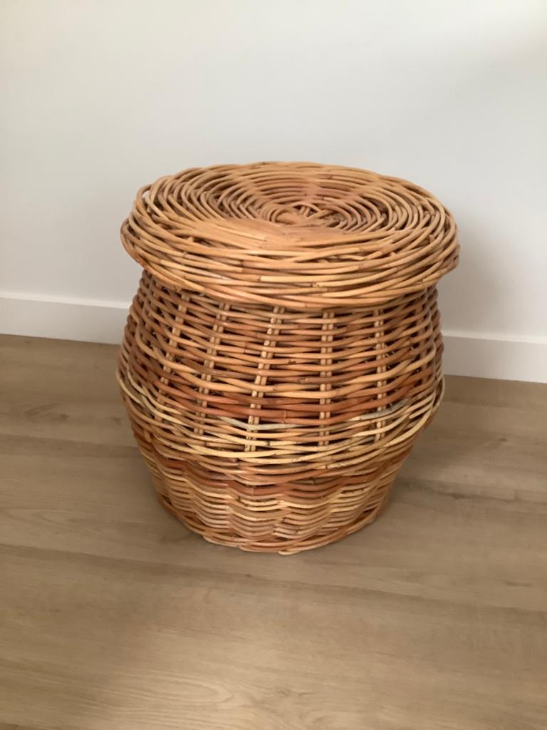Stevige rieten mand met deksel 42 cm hoog en diep, Huis en Inrichting, Woonaccessoires | Schalen en Manden, Ophalen, Gebruikt