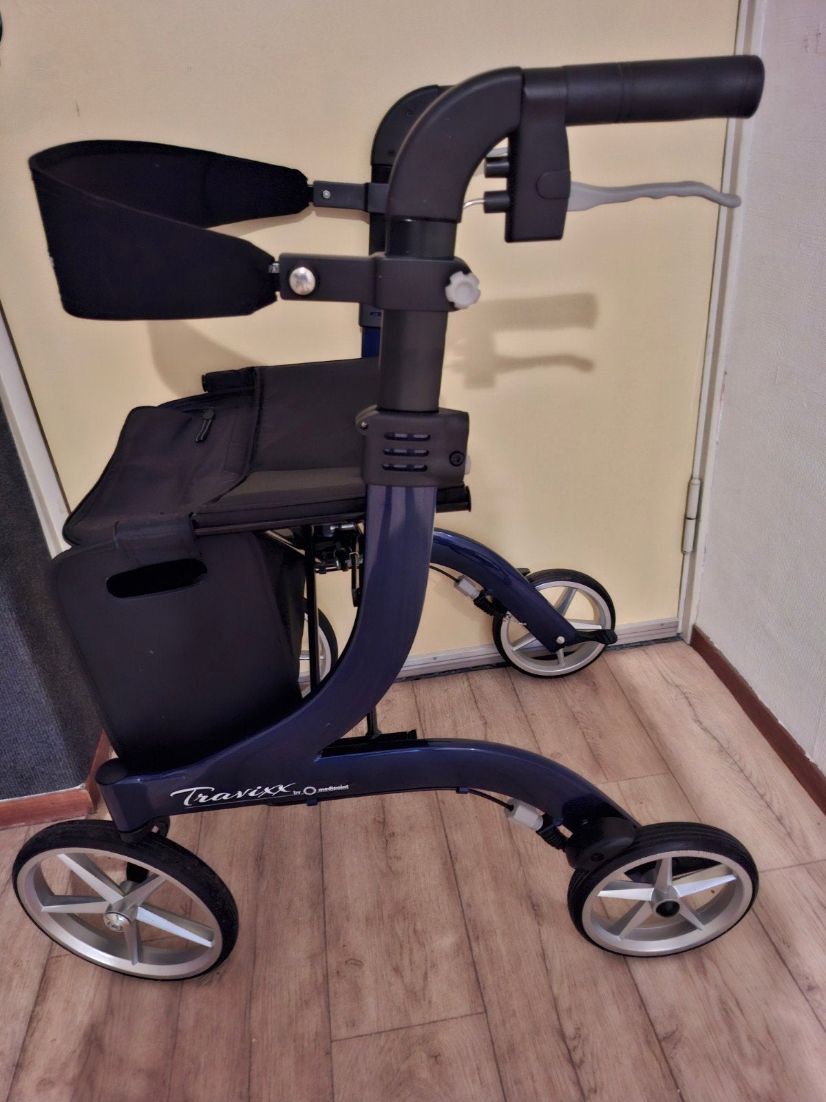 blauwe travixx de luxe lichtgewicht rollator nieuwstaat, Diversen, Ophalen, Lichtgewicht, Zo goed als nieuw