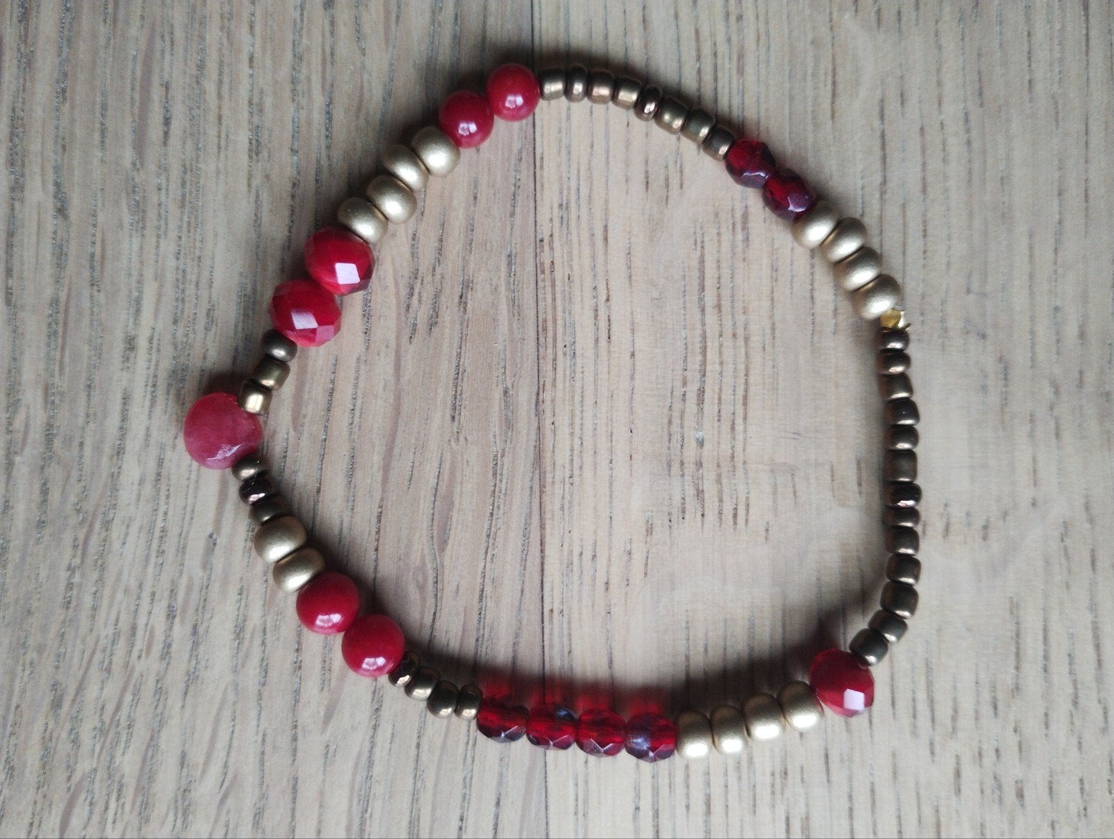 Handgemaakte armband in rood/goud, Verzenden, Nieuw, Rood, Goud
