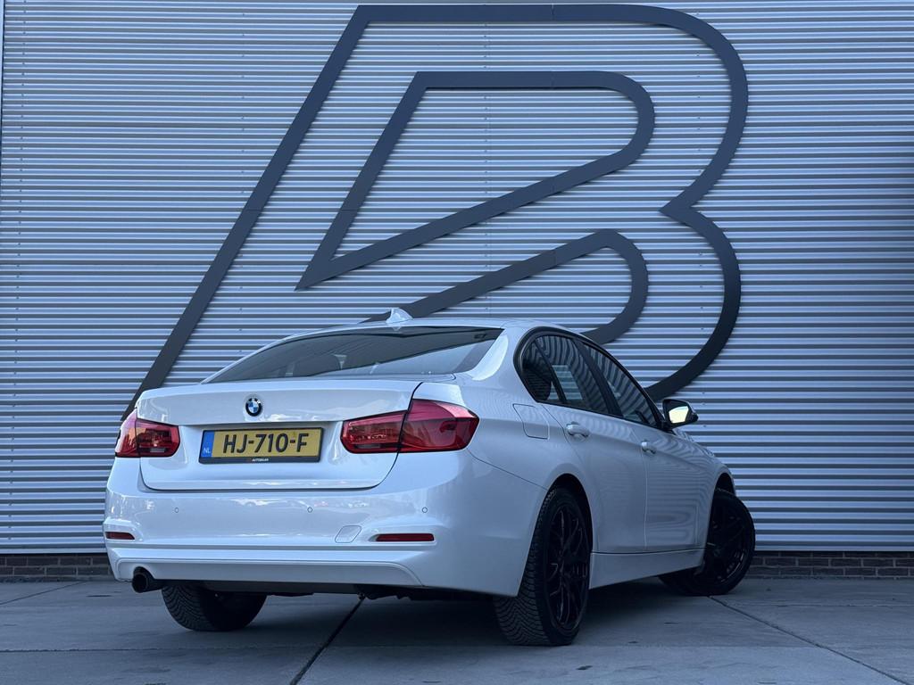BMW 3-serie 318i Essential Navi|Clima|Cruise|PDC|Dealer Onde, Auto's, Automaat, Gebruikt, Euro 6, Wit
