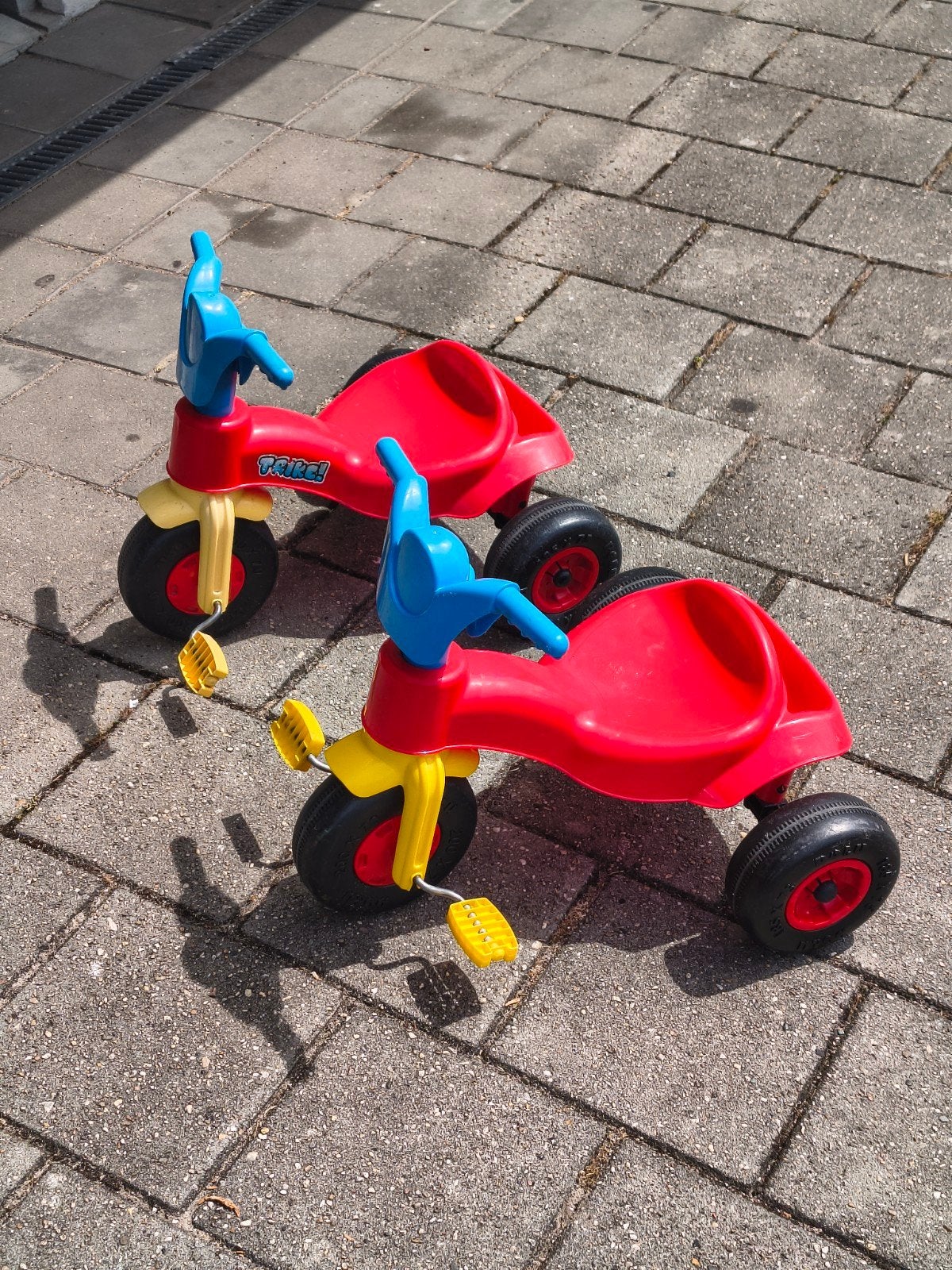Set van 2 kinder driewielers - rood/blauw/geel, Fietsen en Brommers, Fietsen | Driewielers, Ophalen, Gebruikt, Terugtraprem, Trike!