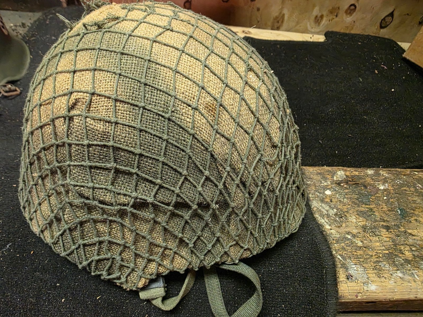 M53 Helm - Militaire helm met net en binnenwerk, Verzamelen, Ophalen of Verzenden, Landmacht, Helm of Baret