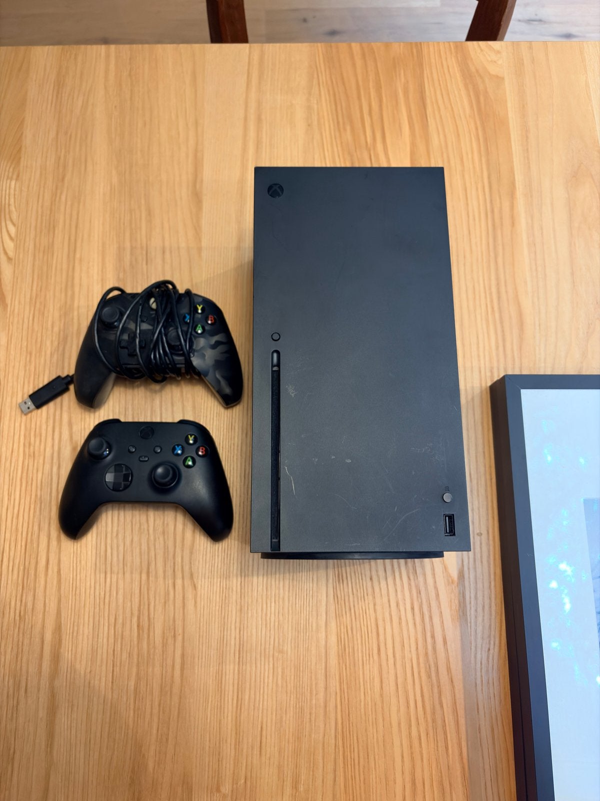 Foto 6 van Xbox Series X 1TB met 3 controllers en 6 spellen