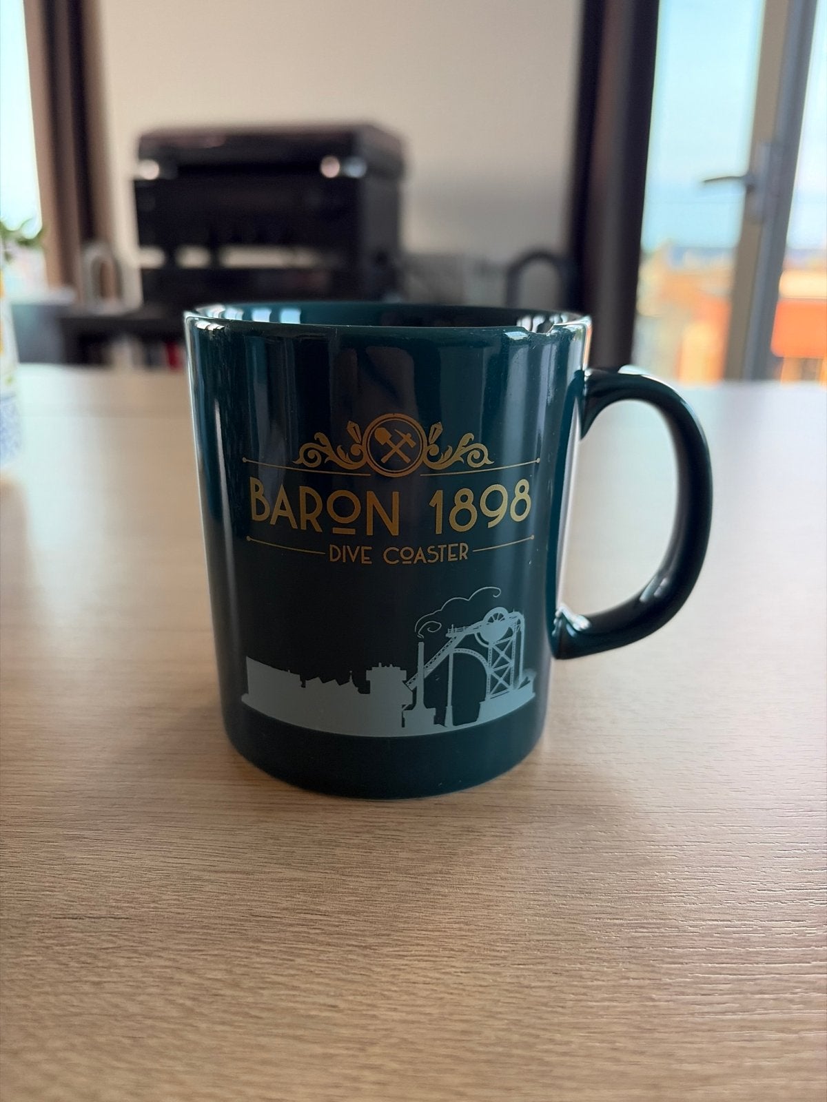 Efteling Baron 1898 Mok - Groen met Goudkleurige Opdruk, Ophalen, Steen/keramiek, Overige merken, Groen