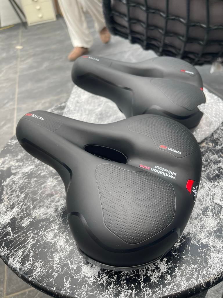 2x Shinetour Ergonomisch Fietszadel met Ventilatiezone, Ophalen of Verzenden, Zo goed als nieuw, Zadel, Kunststof