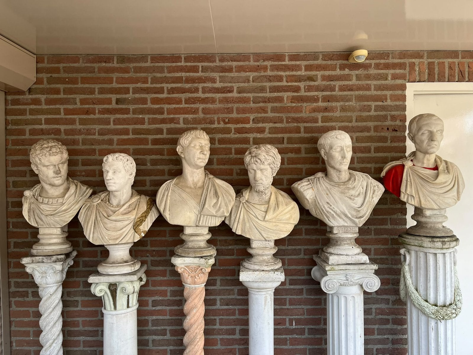 Complete set van 6 exclusieve Romeinse bustes op zuil., Ophalen