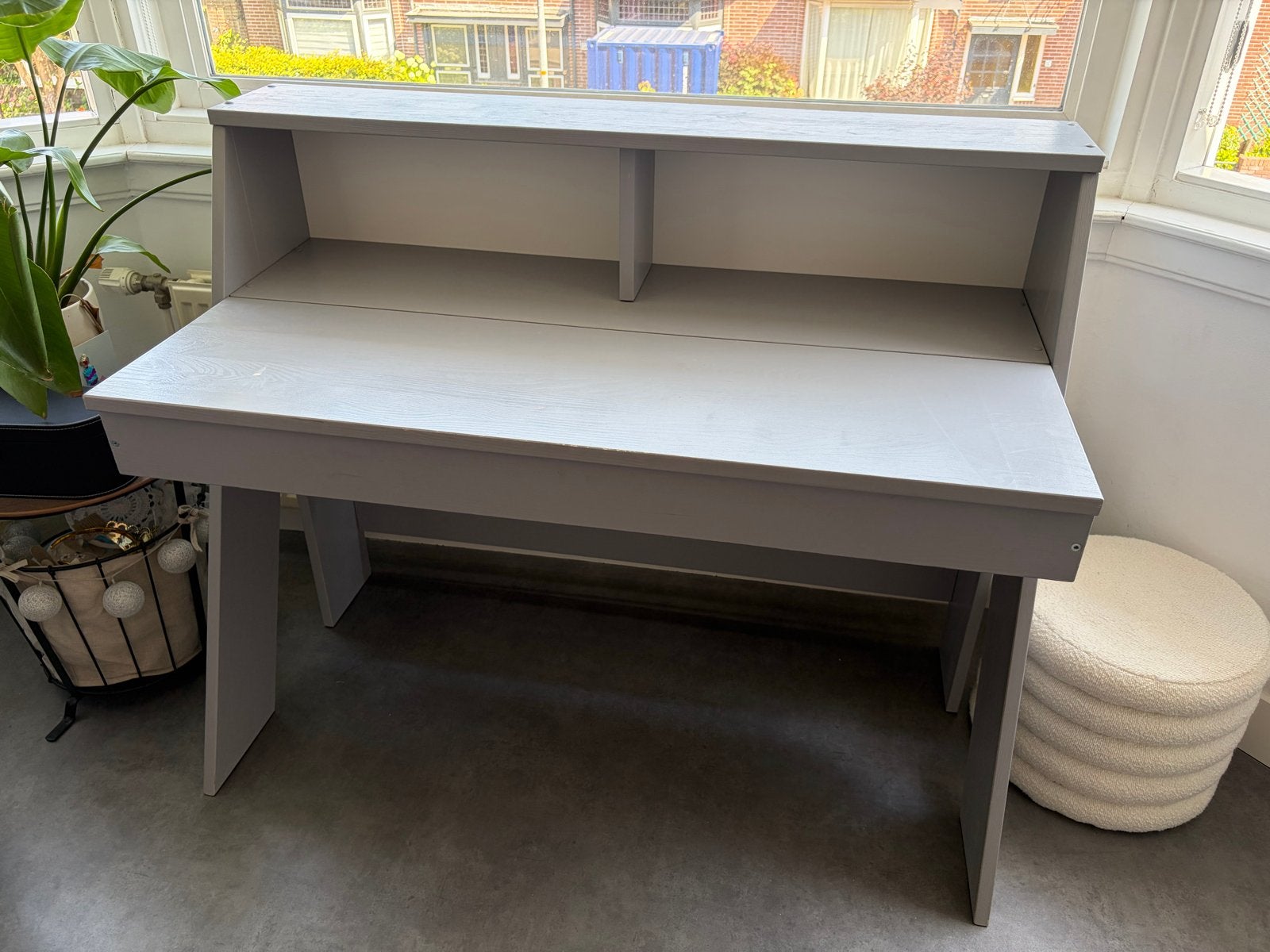Grijs hout bureau met opbergruimte, Huis en Inrichting, Bureaus, Ophalen, Gebruikt, Overige merken, Grijs