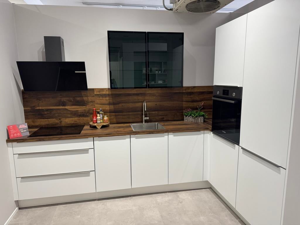 Showroomkeuken mat wit, eiken blad,  Bosch apparatuur, Huis en Inrichting, Keuken | Complete keukens, Wit, Hoekkeuken, Nieuw, Ophalen of Verzenden