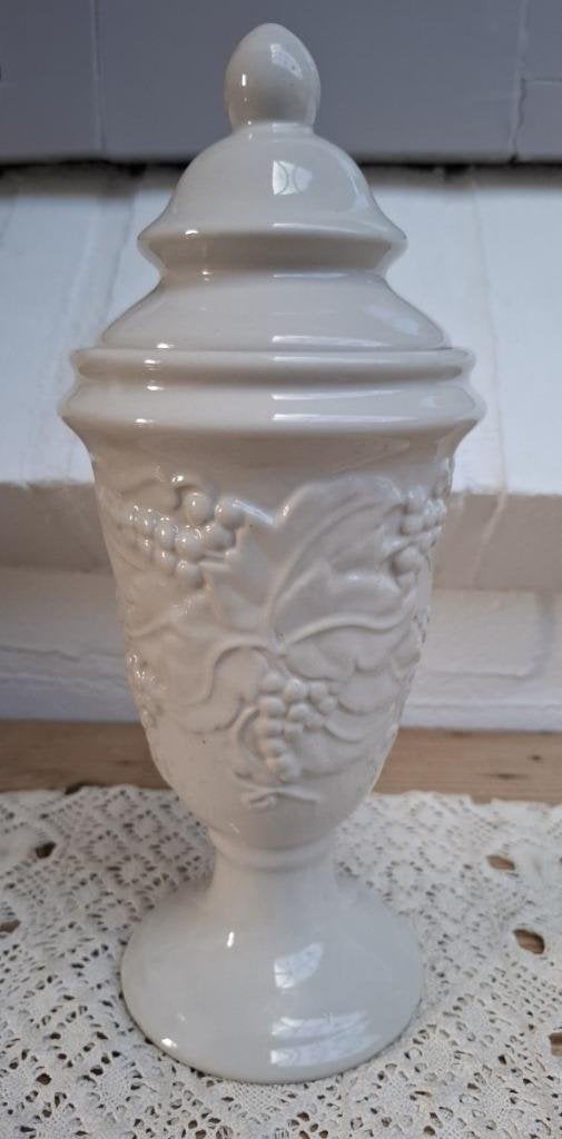 Beige sierpot met reliëf van druiven en druivenbladeren, -, -, Ophalen of Verzenden, Zo goed als nieuw