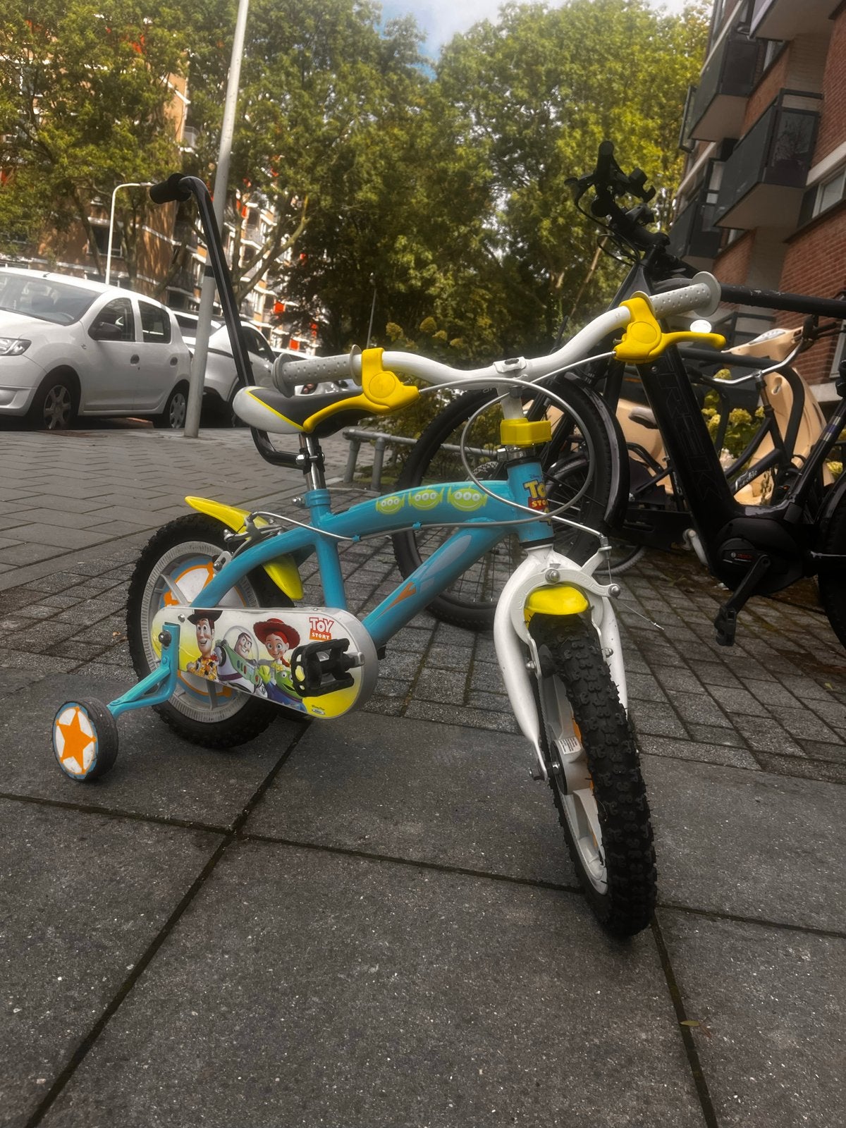Kinderfiets Toy Story met zijwieltjes en duwstang, Zijwieltjes, Velgrem, Ophalen of Verzenden, Minder dan 16 inch
