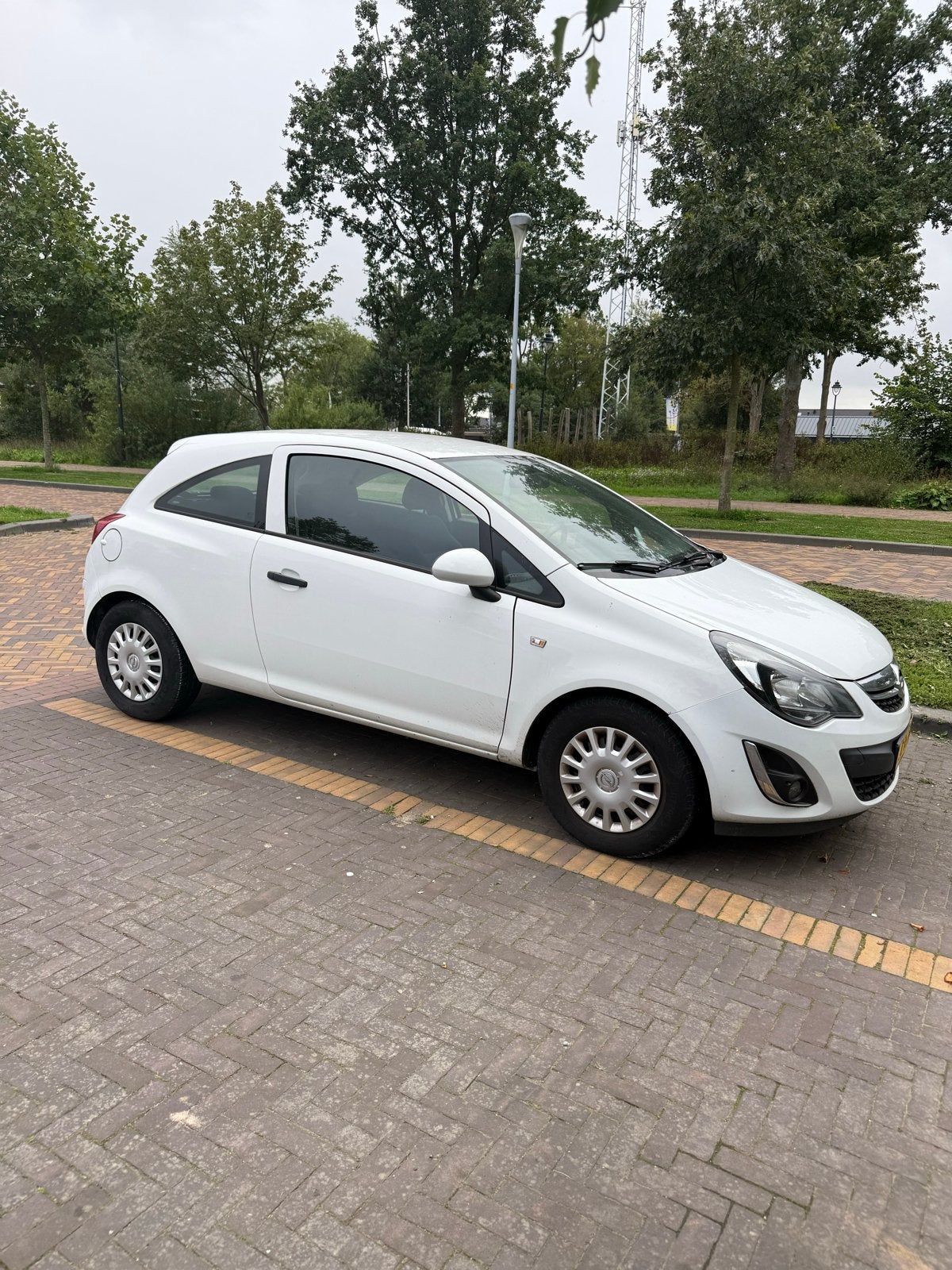 Opel Corsa 1.0 12V 3D 2013 Wit, Auto's, 40 €/maand, 400 kg, Wit, Handgeschakeld