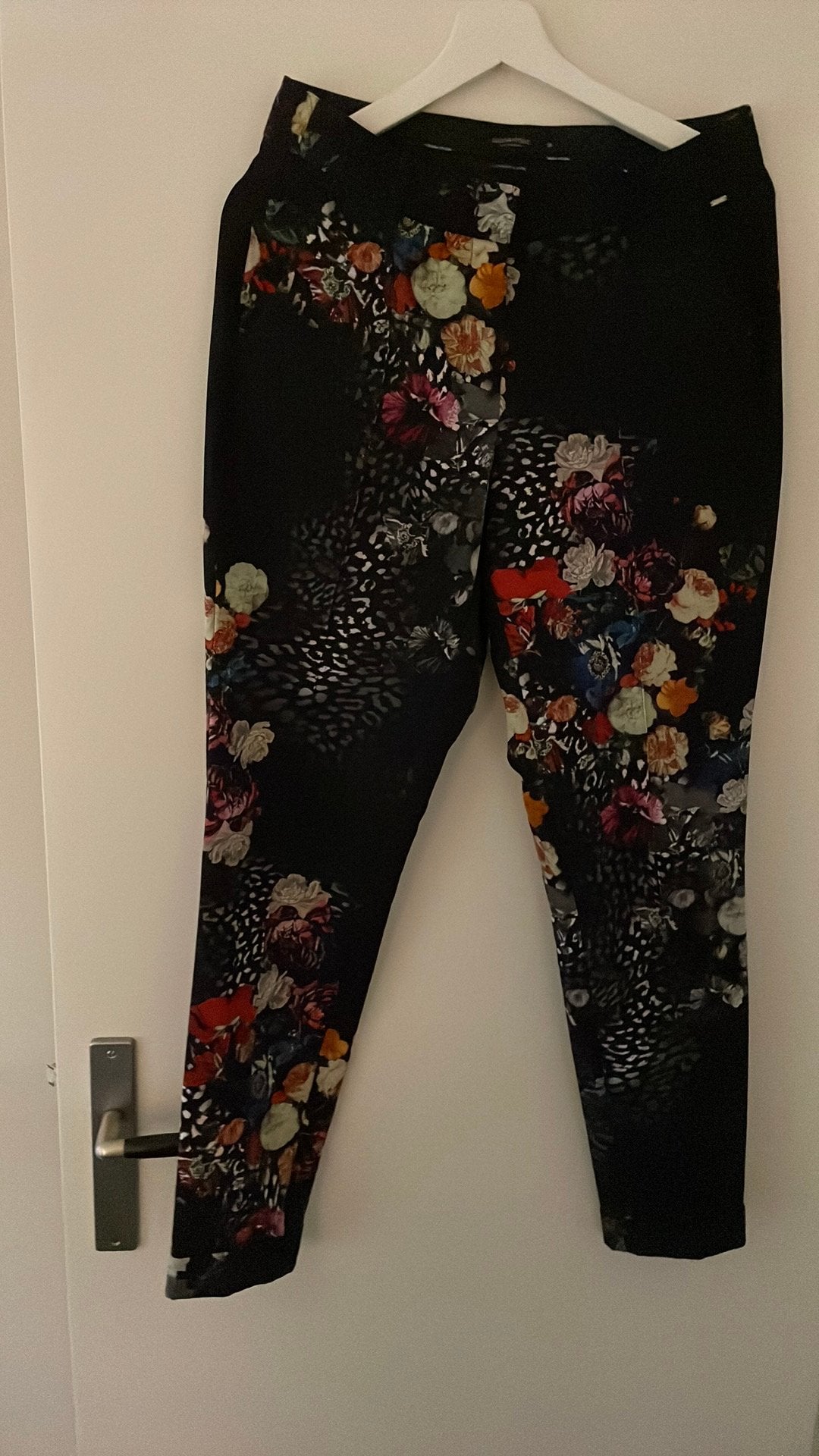 Claudia strater broek bloemen zwart 36, Ophalen, Zwart, Zo goed als nieuw, Maat 36 (S)