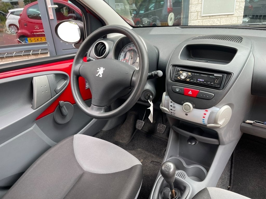 Peugeot 107 1.0-12V 5Drs Nieuwe apk Beurt (bj 2011), Auto's, Euro 5, Metallic lak, Gebruikt, 4 stoelen