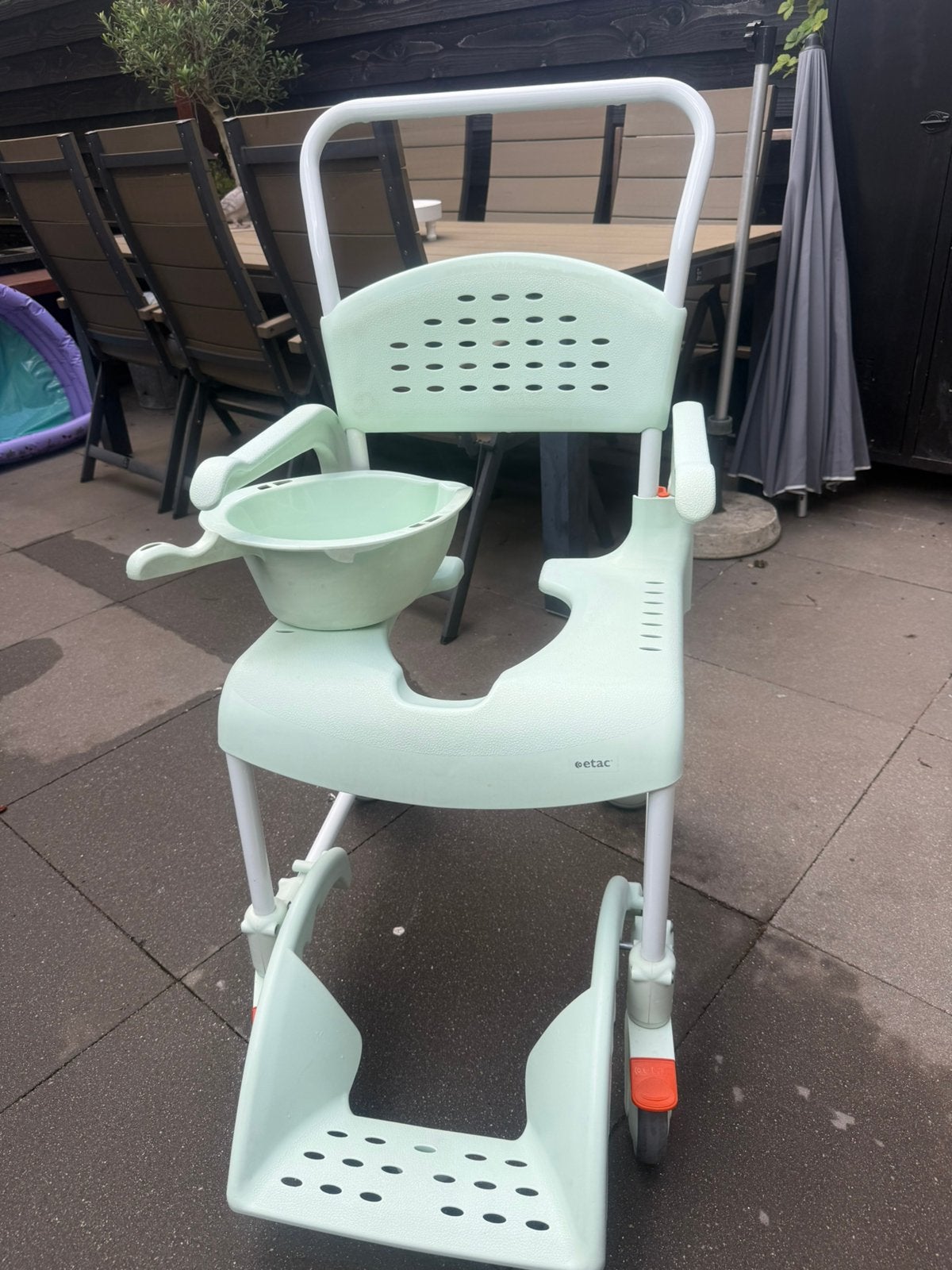 Douche toiletstoel verrijdbaar Etac, Ophalen