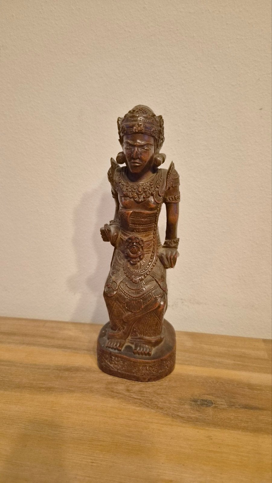 Bijzonder Indonesisch houten beeld – Pekalongan 1977, Gebruikt, Ophalen of Verzenden, Hout, 24 cm