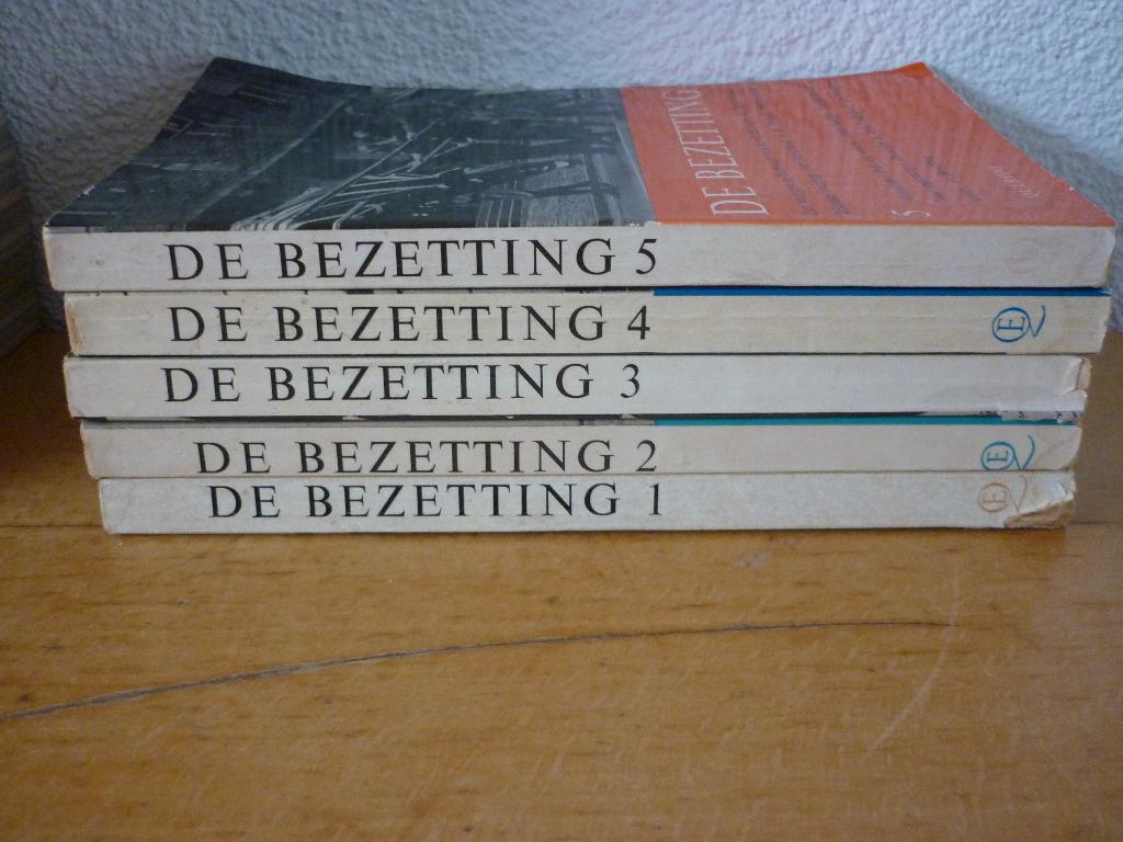 Serie De Bezetting - 5 delen - Milo Anstadt, Ophalen of Verzenden, 20e eeuw of later, Zo goed als nieuw, Milo Anstadt