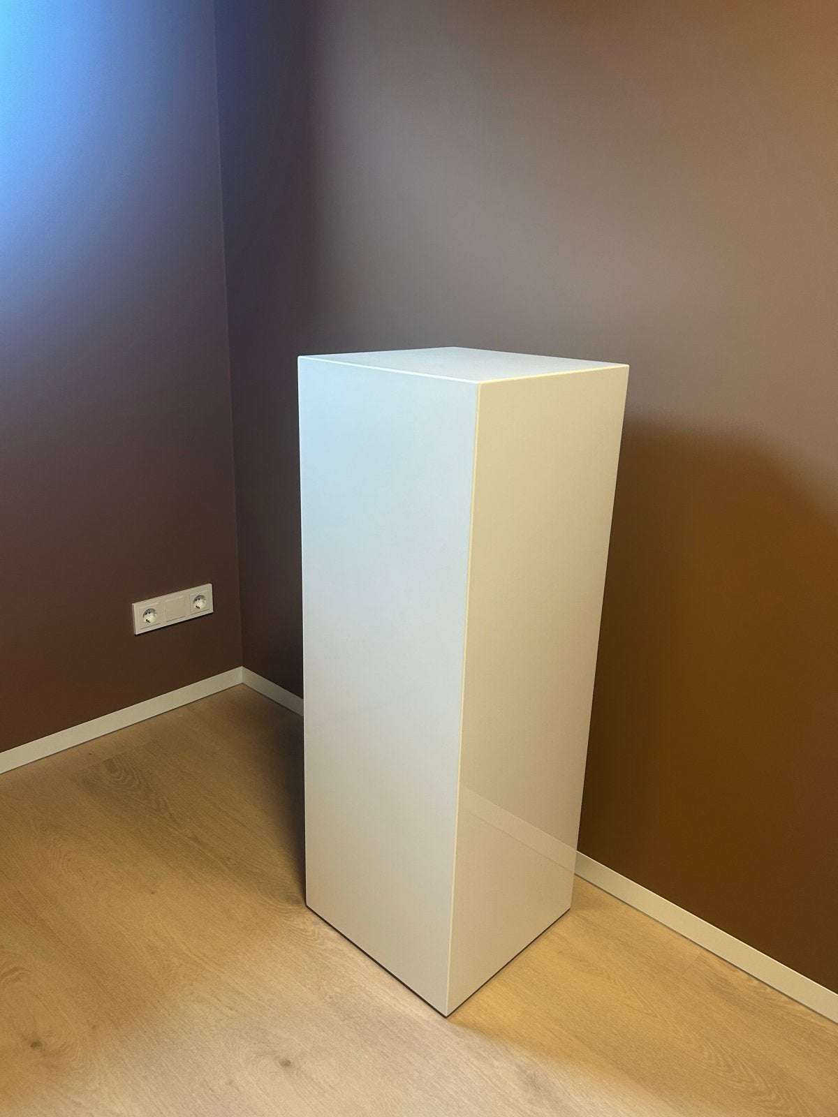 Hoogglans witte sokkel/display zuil (Goossens Wonen), Ophalen, Zo goed als nieuw
