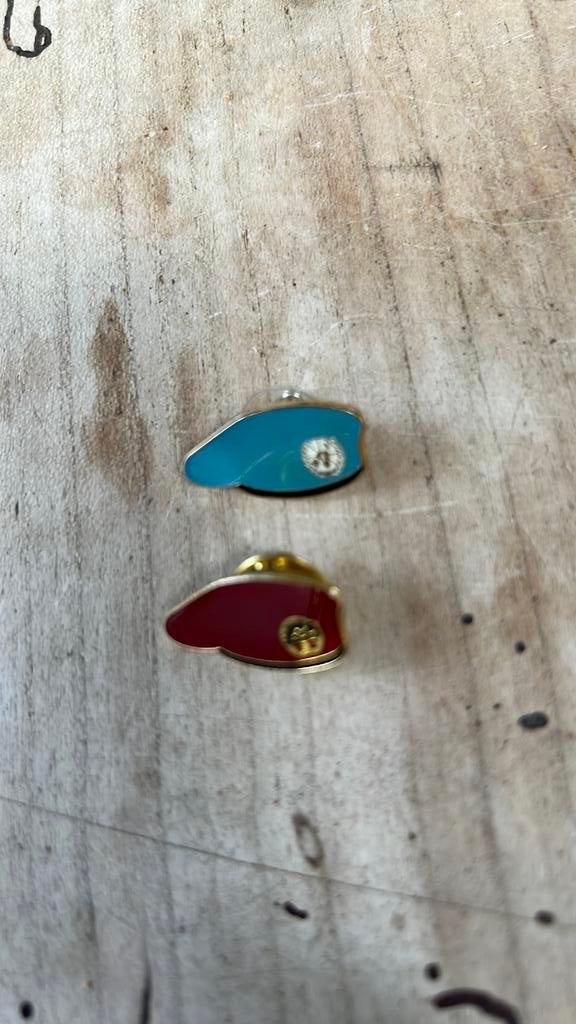Pins 2. blauwe en rode baret, Ophalen of Verzenden, Landmacht, Nederland, Embleem of Badge