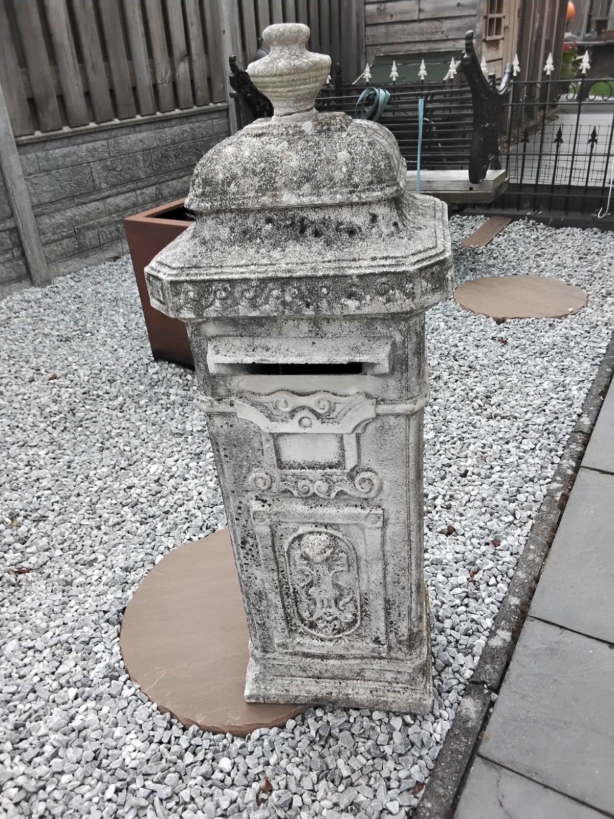 Antieke stenen brievenbus - Staand model, Ophalen, Gebruikt, Beton, Staande brievenbus