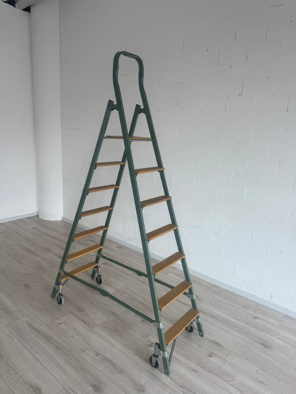Stijlvolle magazijntrap/bordestrap – verrijdbaar &opklapbaar, Doe-het-zelf en Verbouw, Ladders en Trappen, Ophalen, Zo goed als nieuw