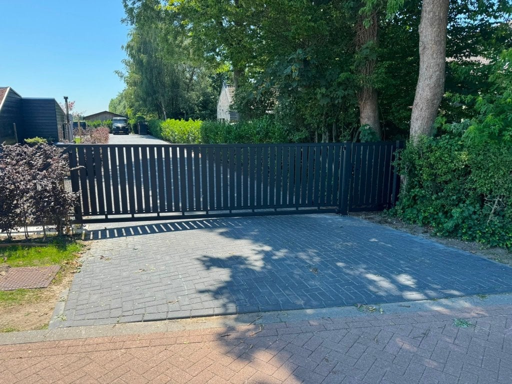 Moderne schuifpoort 'Cairns' in 3 afmetingen en compleet, Met poort, Nieuw, Ophalen of Verzenden, Tuinhek