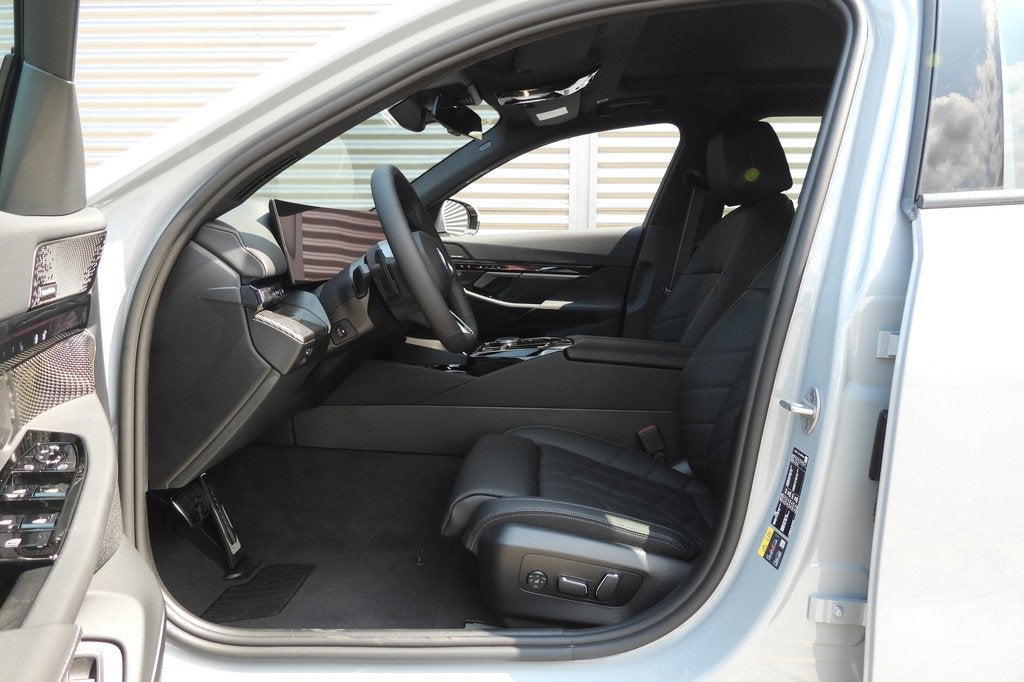 BMW i5 eDrive40 M Sport / Panoramadak / Achteruitrijcamera /, Auto's, BMW, Automaat, Achterwielaandrijving, Zwart, Nieuw