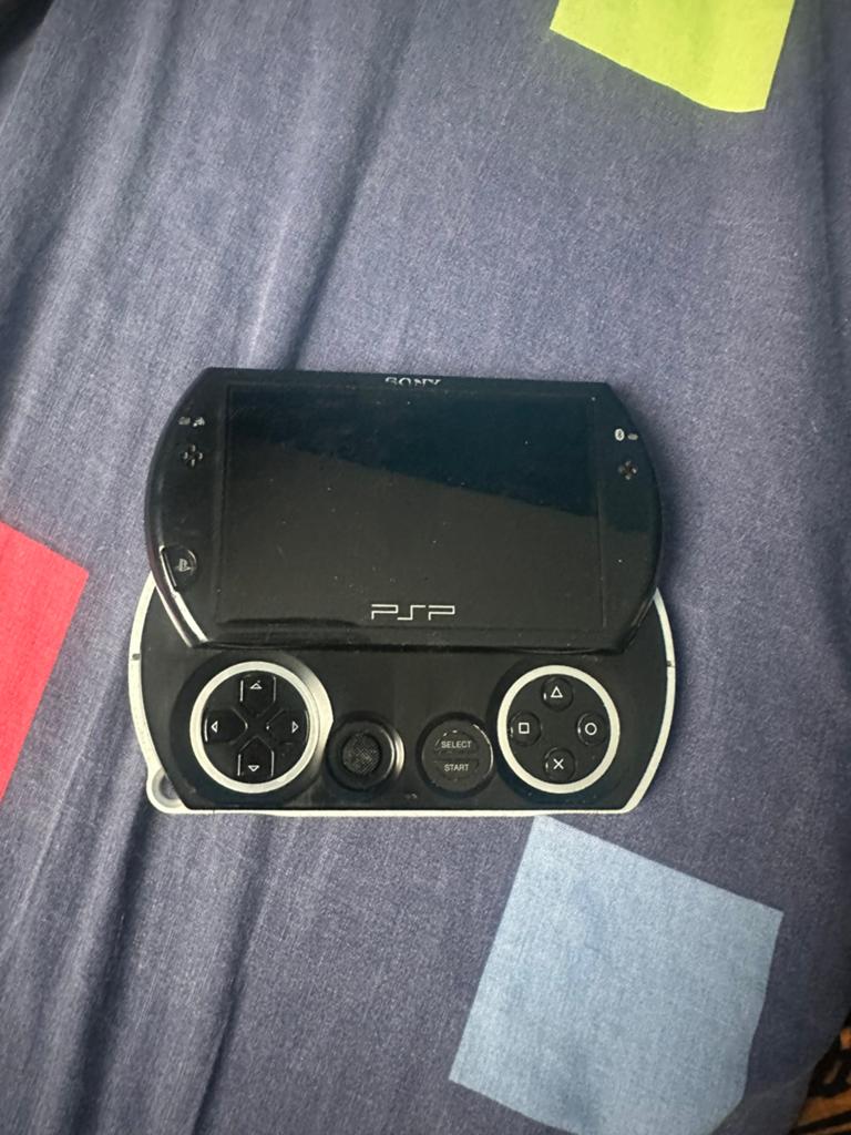 PSP Go Zwart met 16 Digitale Games - Gebruikt en Bekrast, Spelcomputers en Games, Spelcomputers | Sony PSP, Ophalen, Zwart, PSP Go