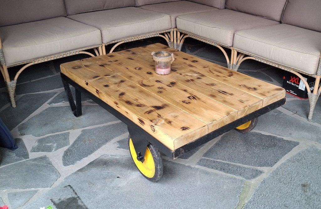Industriële salontafel op wielen, Huis en Inrichting, Tafels | Salontafels, Industriëel., Gebruikt, 100 tot 150 cm, 50 tot 100 cm