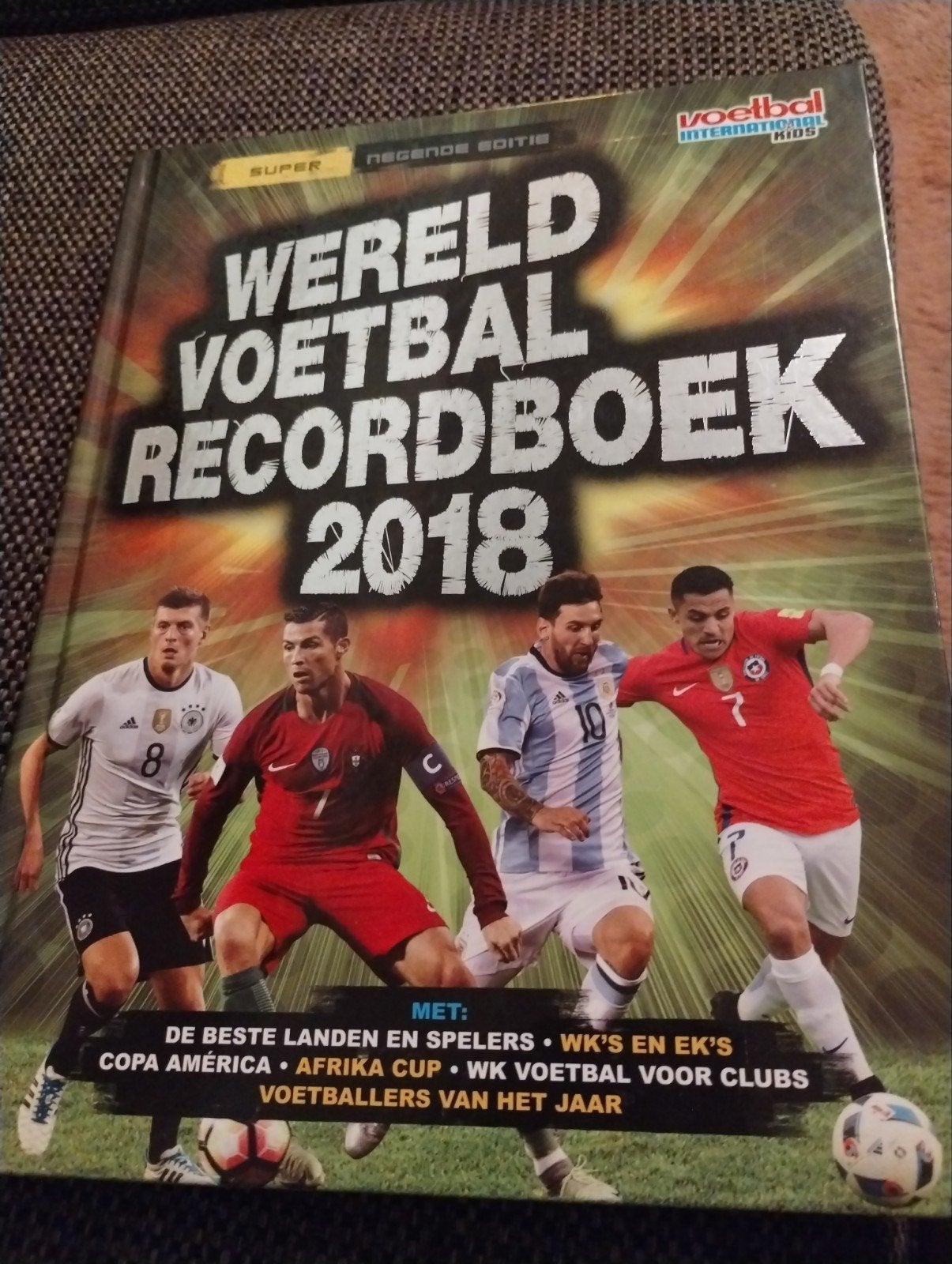 Wereld Voetbal Recordboek 2018 - Voetbal International Kids, Ophalen of Verzenden, Gelezen, Balsport