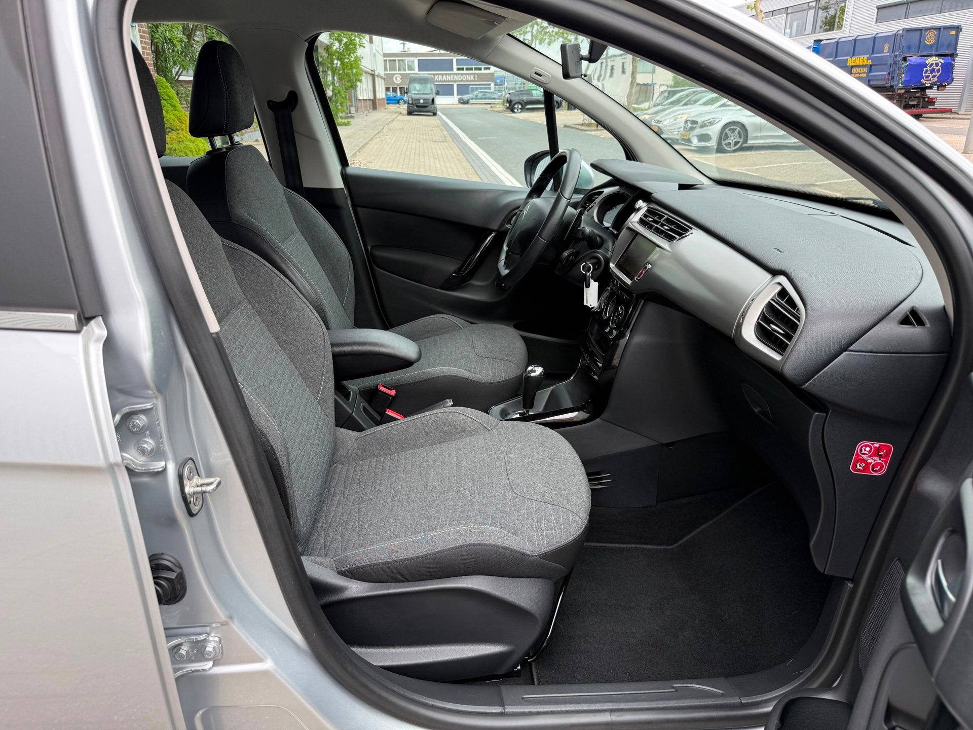 Citroen C3 1.2 PureTech Selection AUT ECC/PDC/CAM/LMV16/NAVI, Auto's, Citroën, 12 maanden, Gebruikt, 1199 cc, 82 pk