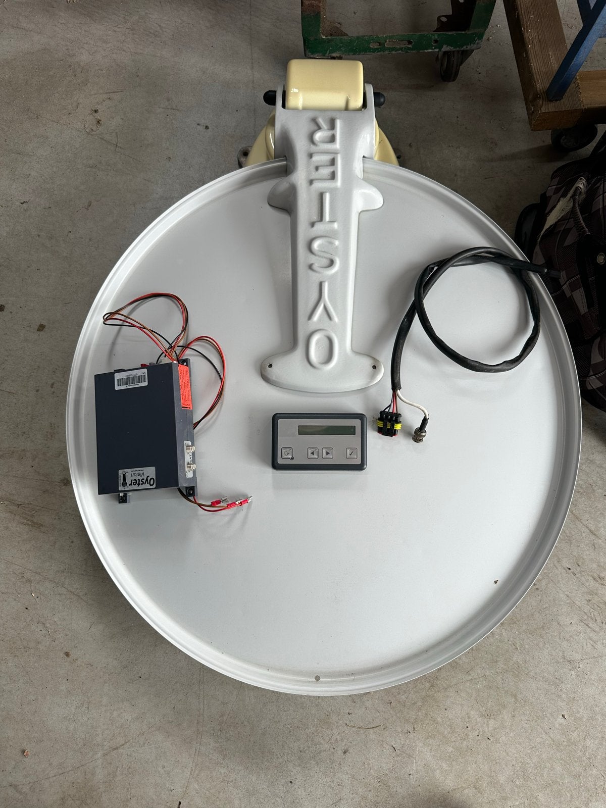 Oyster Vision III Satellietantenne met Bedieningspaneel, Ophalen, Gebruikt