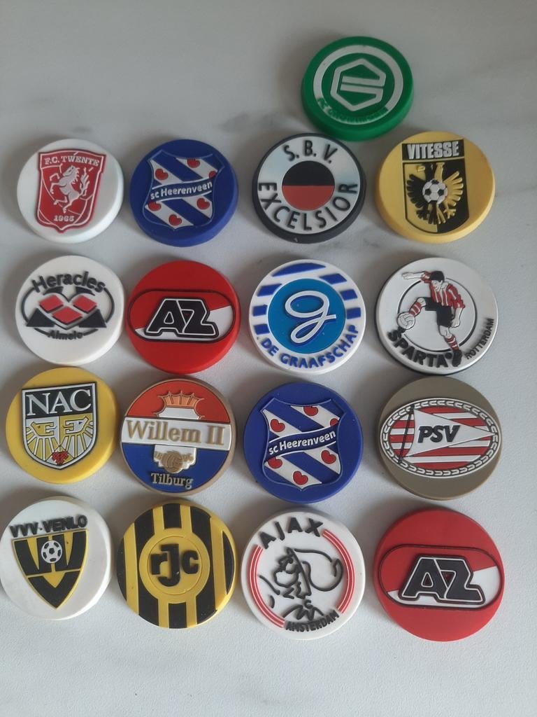 Magneet buttons met voetbal logo o.a.ajax-fc twente-psv-a.z, Verzamelen, Speldjes, Pins en Buttons, Ophalen of Verzenden, Sport