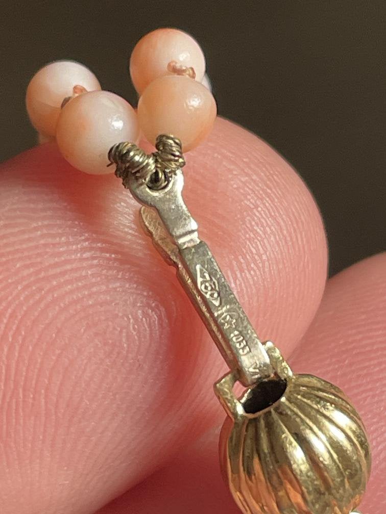 2 rijig angelskin koraalsnoer met 18 karaat gouden bolslot, Ophalen of Verzenden, Goud, Ketting